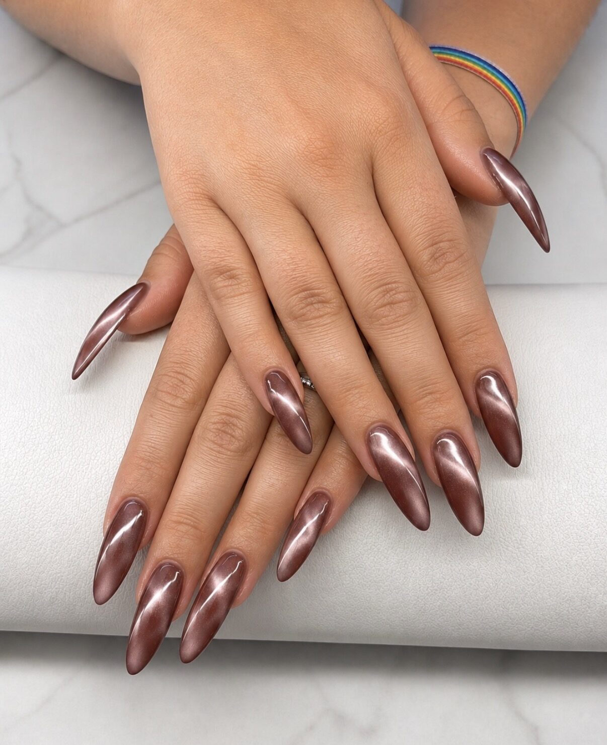 Uñas almendradas largas en chrome rosa malva muy espejo.