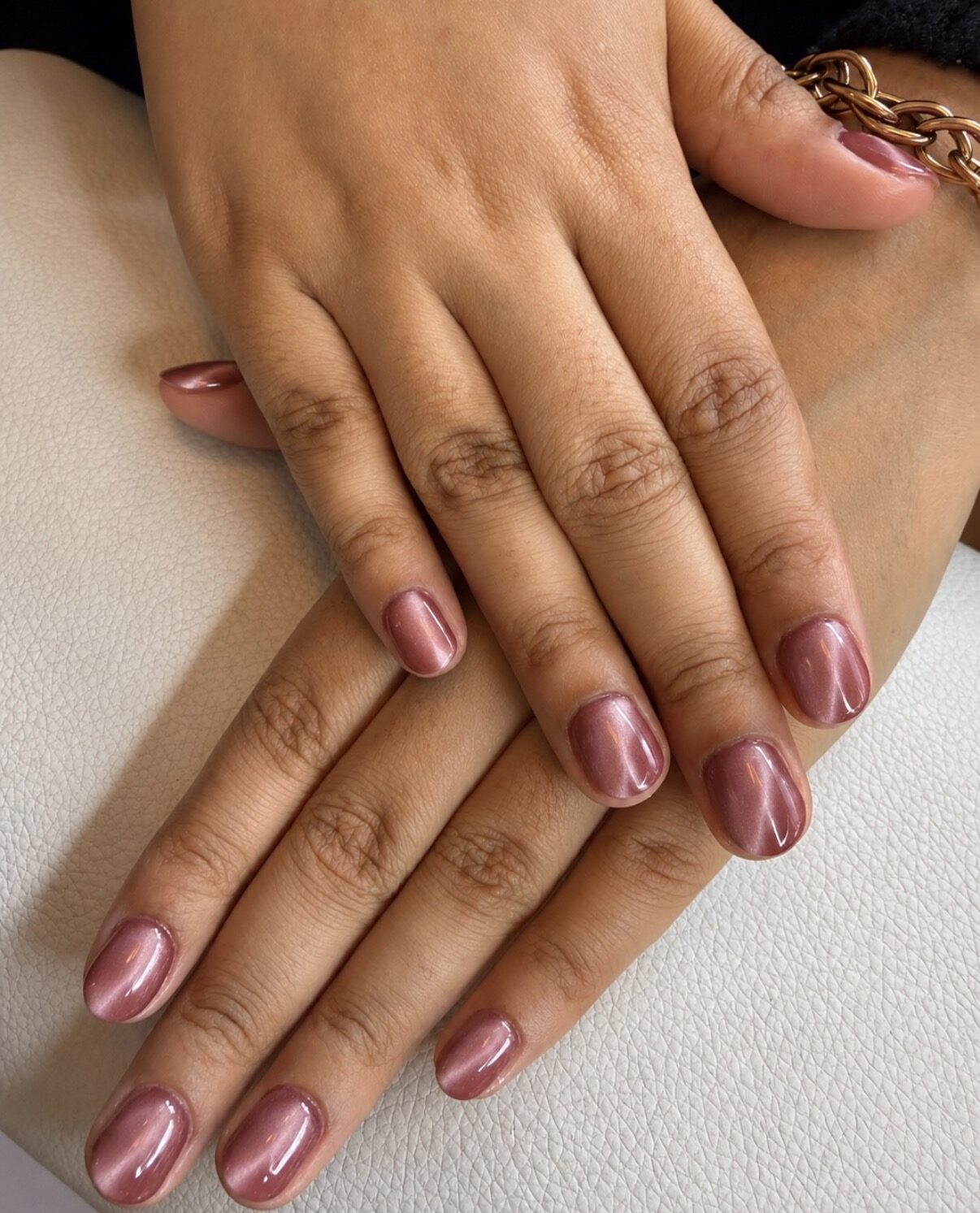 Uñas de largo medio en chrome rosa vivo muy reflectante.