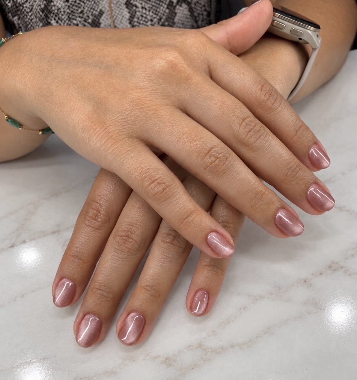 Refuerzo: uñas cortas conservadas a su largo natural, acabado cat eye rosado.