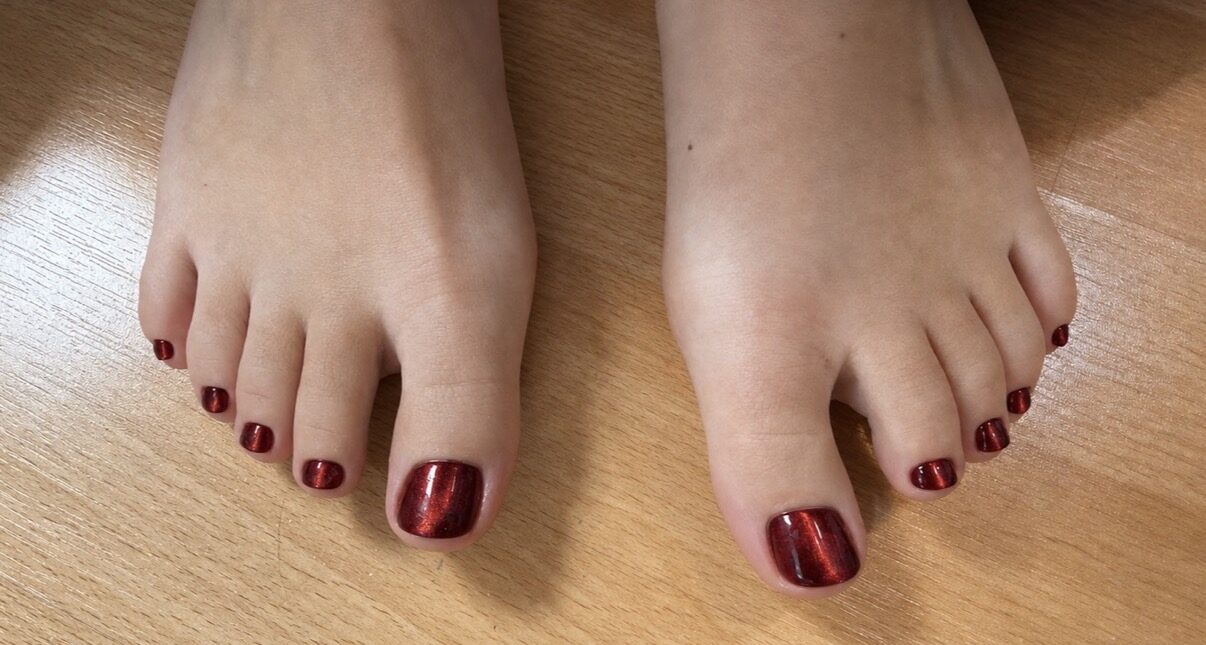 Pedicura burdeos con efecto chrome.