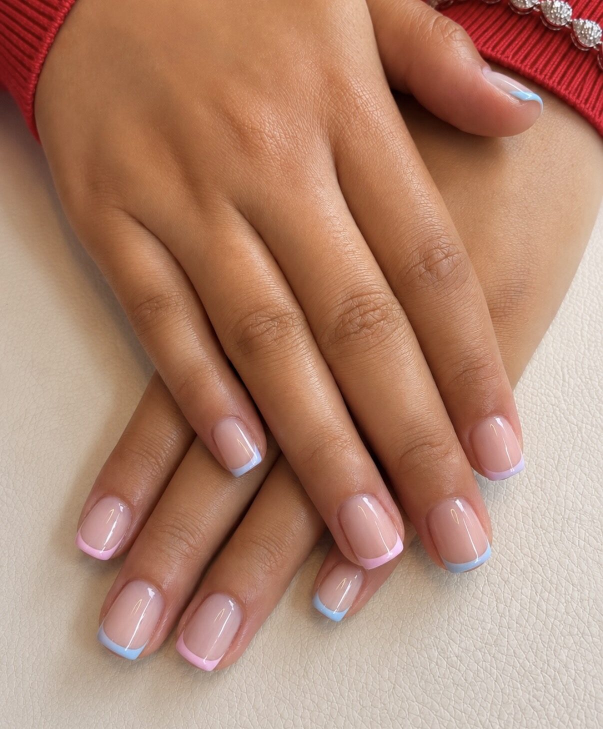 Francesa azul cielo sobre uñas cortas cuadradas, base rosada.