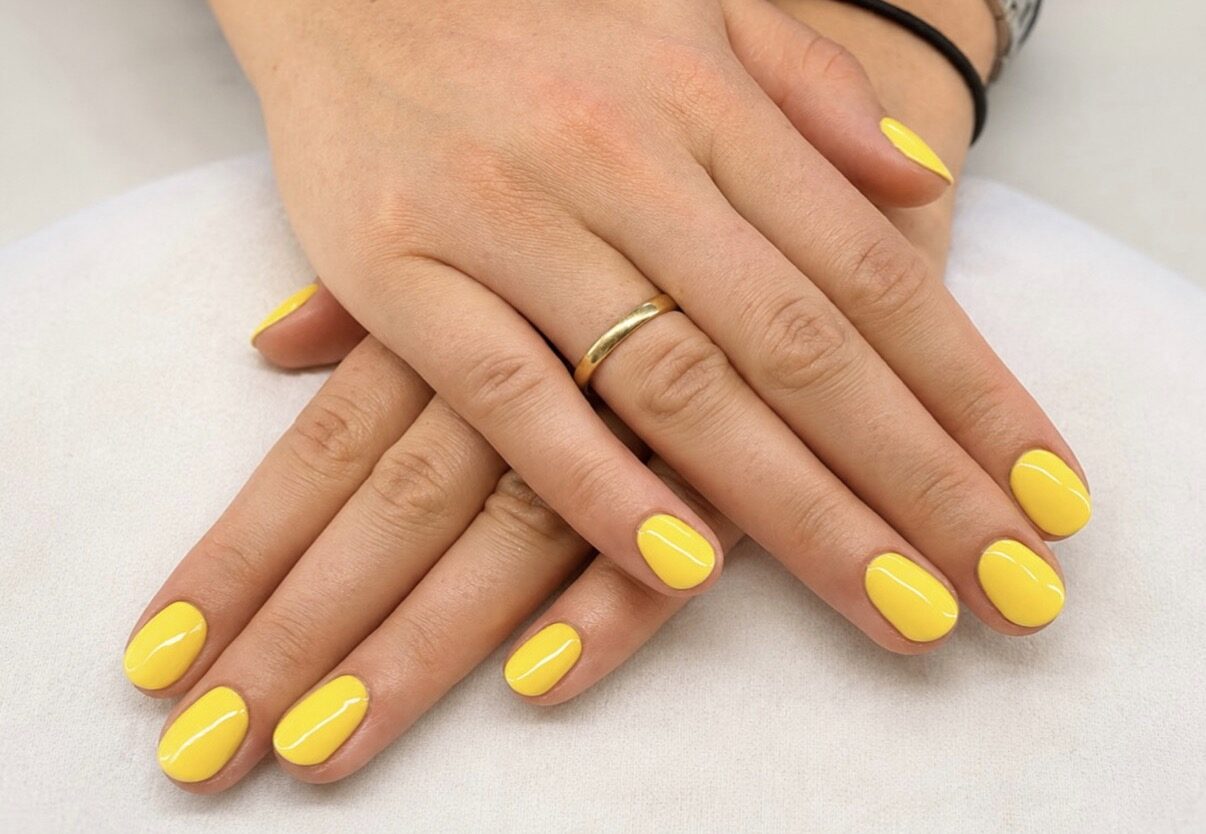 Uñas cortas ovaladas amarillo vivo.