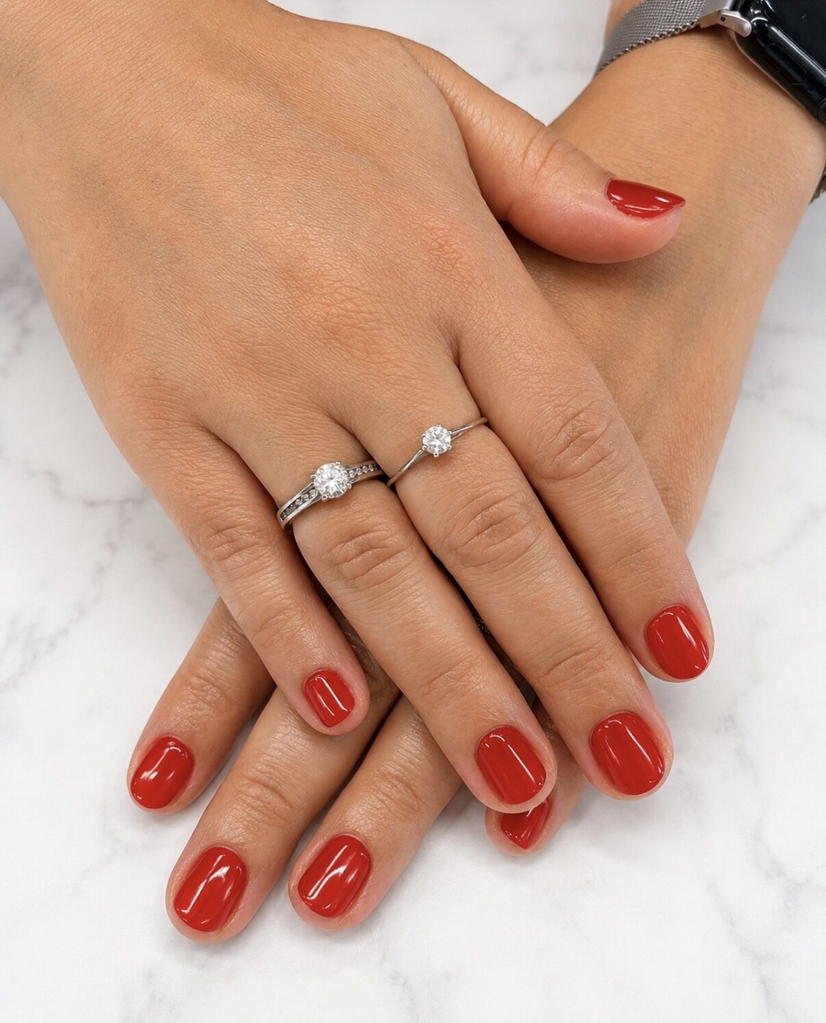 Uñas cortas rojo vivo, acabado brillante.