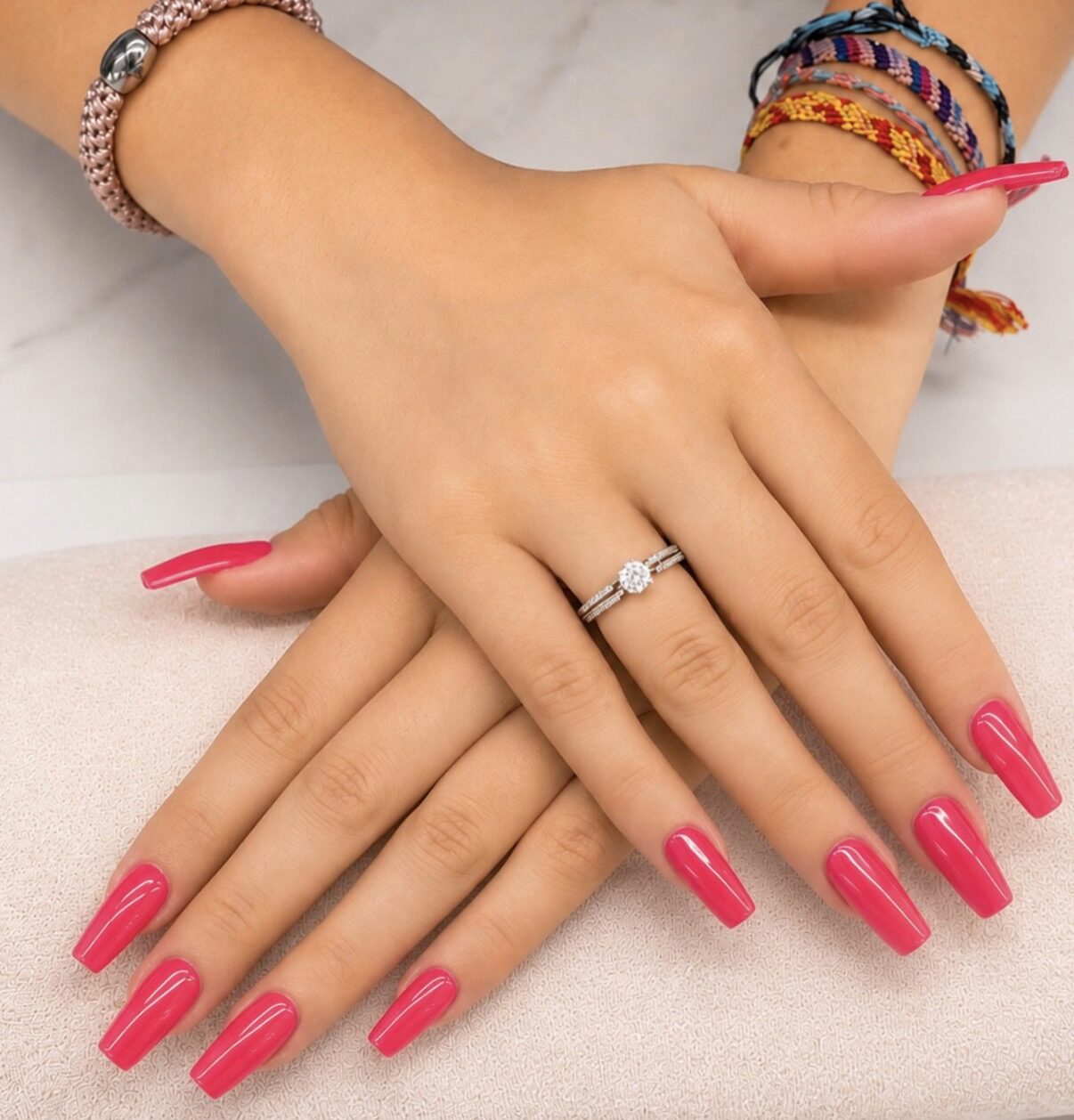 Uñas largas cuadradas rosa fucsia, acabado brillante.