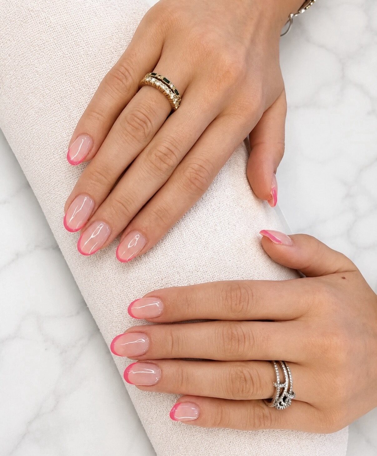 Semipermanente: color coral sobre uñas naturales cortas, sin grosor añadido.